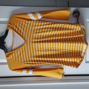 No name brand hooded long sleeve pullover yellow white